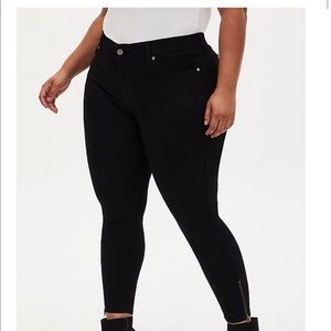 TORRID 6 Bombshell Skinny Jean -Super Soft Black